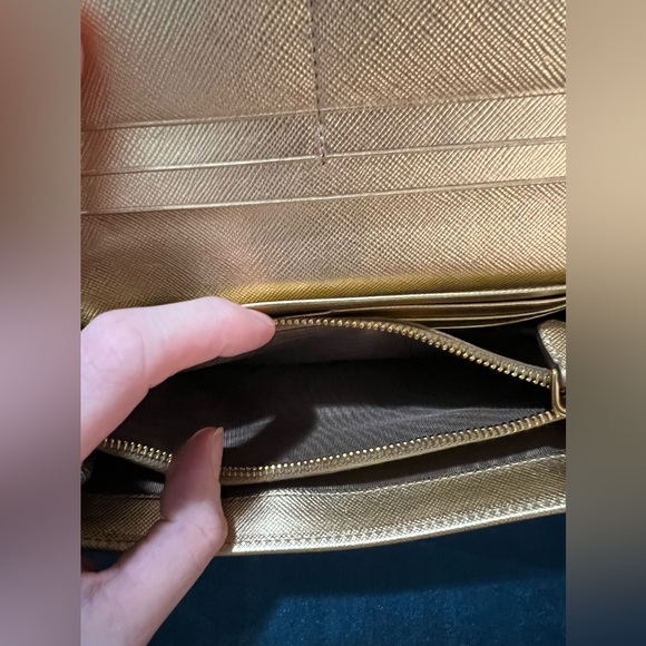 Prada Milano Gold Bow Wallet 🔥 - Picture 7 of 16